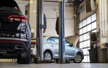 Moskova Rusya - 15 Şubat 2021: Modern araba servisinde arabalar. Arka plandaki araba odaklı, ön taraf bulanık..