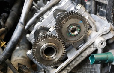 Motora dişli tekerlekler takıldı. Çarklar birleşiyor..