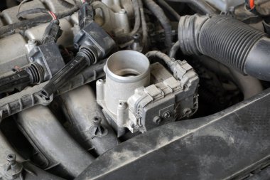 Gaz vanası modern bir arabanın motoruna monte edilir..