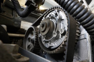 Modern bir motorun zamanlaması. Dişli kemer ve faz düzenleyici. Seçili odak.