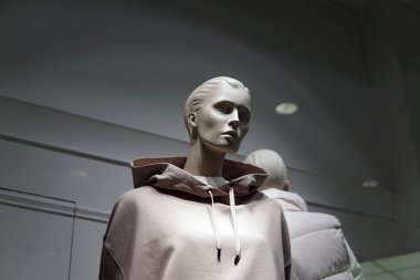 Moskova Rusya - 04 Mart 2021: Bir moda mağazasının vitrininde mankenler. Tarz, moda, sunum. Giysi ve aksesuar satışı.