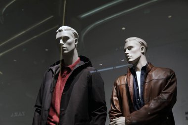 Moskova Rusya - 4 Mart 2021: Bir vitrinde iki erkek manken. Modaya uygun rahat giysi..