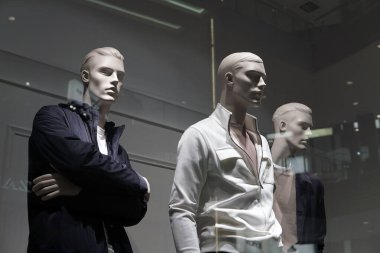 Moskova Rusya - 4 Mart 2021: Bir mağaza vitrininde şık kıyafetler giyen üç erkek mankenden oluşan bir grup.