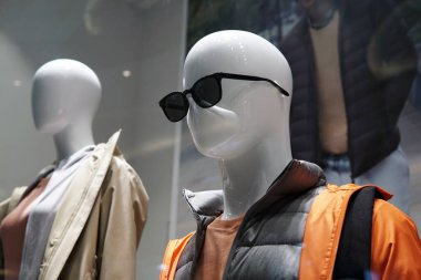 Bir vitrindeki manken siyah klasik güneş gözlüğü takıyor..