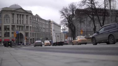 Moskova Rusya - 01 Nisan 2021: Moskova 'nın tarihi merkezinde trafik. Moskova 'da bulutlu bir bahar günü.