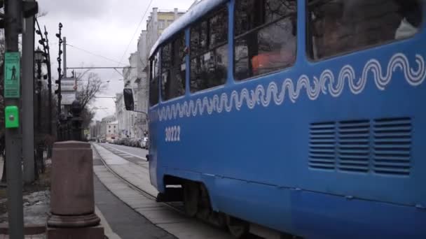 Moskva Ryssland April 2021 Trafiken Moskvas Historiska Centrum Molnig Vårdag — Stockvideo