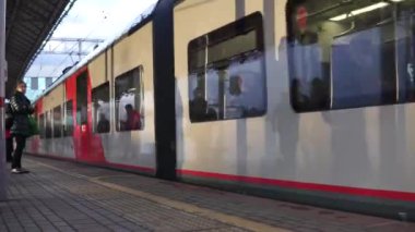 Moskova Rusya - 3 Nisan 2021: Modern yüksek hızlı güvenli şehir treni 