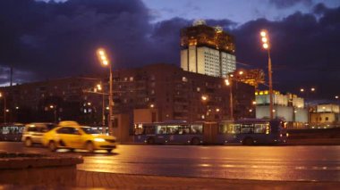 Moskova Rusya - 3 Nisan 2021: Akşam kentinde arabaların hareketi. Leninsky Moskova 'da. Gagarin Meydanı. Yumuşak odak.