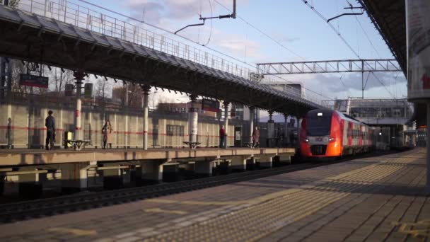 Moscú Rusia Abril 2021 Moderno Tren Urbano Seguro Alta Velocidad — Vídeo de stock