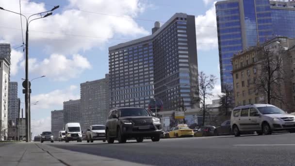 Moskva Ryssland April 2021 Rörelsen Bilar Längs Novy Arbat Gatan — Stockvideo