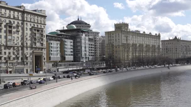 莫斯科俄罗斯 2021年4月9日 莫斯科市的斯摩棱斯卡亚堤岸 在背景下 英国大使馆大楼 — 图库视频影像
