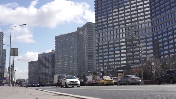 莫斯科俄罗斯 2021年4月9日 新阿尔巴特街沿线的车辆流动 莫斯科市的中心街道 — 图库视频影像