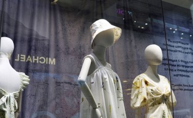 Moskova Rusya - 09 Nisan 2021: Bir moda mağazasının vitrininde mankenler. Tarz, moda, sunum. Giysi ve aksesuar satışı.