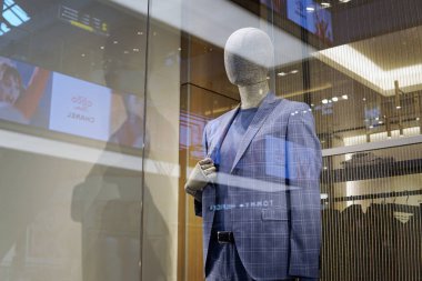 Moskova Rusya - 09 Nisan 2021: Bir moda mağazasının vitrininde mankenler. Tarz, moda, sunum. Giysi ve aksesuar satışı.