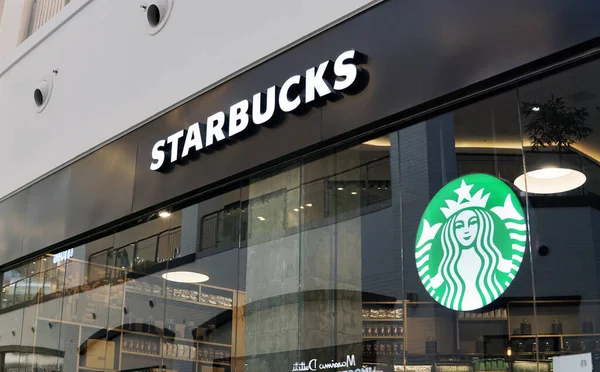 Moskova Rusya - 09 Nisan 2021: Alışveriş merkezindeki Starbucks Kafe 'nin imzası. 
