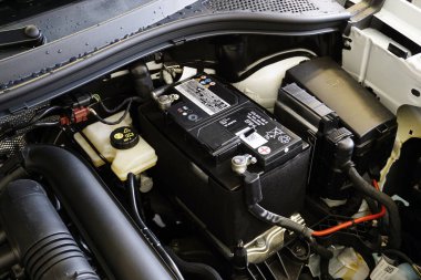 Moskova Rusya - 08 Nisan 2021: Batarya modern bir arabanın motor bölmesine monte edildi.