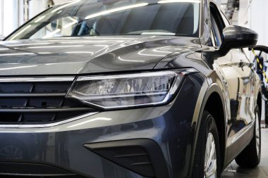 Moskova Rusya - 18 Nisan 2021: Modern araba servisi. 