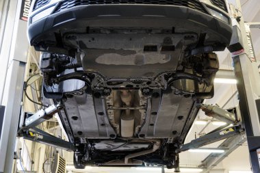 Moskova Rusya - 08 Nisan 2021: Bir araba servisinde asansörde, tüm tekerlekler çıkarıldı. Arabanın alt görüntüsü..