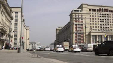 Moskova Rusya - 14 Nisan 2021: Moskova 'nın tarihi merkezinde arabaların hareketi. Mokhovaya Caddesi. Bir ambulans çağrıya koşuyor..