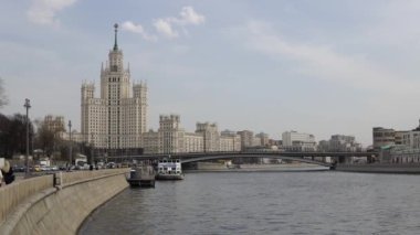 Moskova Rusya - 14 Nisan 2021: Moskova tarihi merkezi. Moskvoretskaya seti, arka planda Bolşoy Ustinsky köprüsü ve Kotelnicheskaya seti üzerindeki yüksek bina..