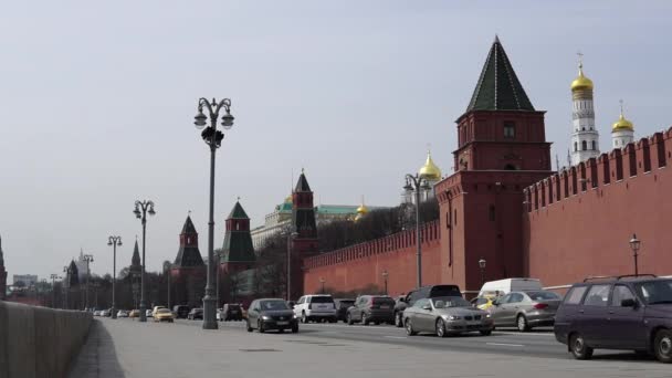 Moskau Russland April 2021 Autoverkehr Kremldamm — Stockvideo