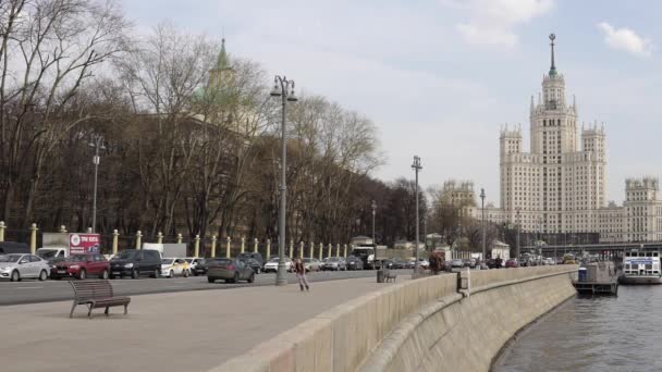 2021年4月14日 莫斯科俄罗斯 莫斯科 莫斯科 莫斯科 莫斯科 莫斯科 背景是Kotelnicheskaya河堤上的一座高楼 — 图库视频影像