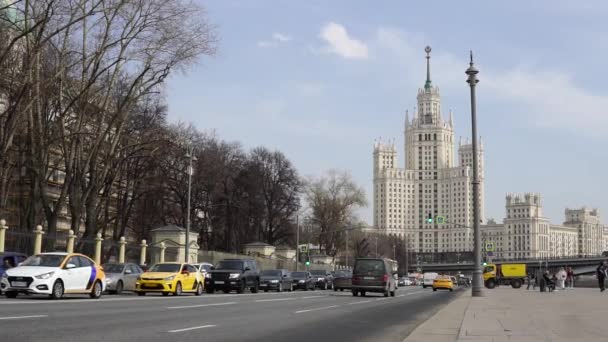 Moskva Rusko Dubna 2021 Pohyb Automobilů Moskevském Nábřeží Pozadí Výšková — Stock video