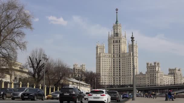 Moskva Rusko Dubna 2021 Výškové Budovy Nábřeží Kotelnicheskaya Slunečného Dne — Stock video