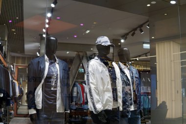 Moskova Rusya - 10 Nisan 2021: Moda giysileri ve aksesuarların sergilendiği bir mağaza. Perakende kıyafet satışları.    