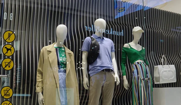俄罗斯莫斯科 2021年4月10日 展示了一个时尚服装和配件商店 服装的零售 — 图库照片
