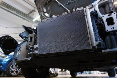 Motor soğutma sisteminin kirli radyatörü. Radyatör hücrelerinde toprak ve enkaz var..   