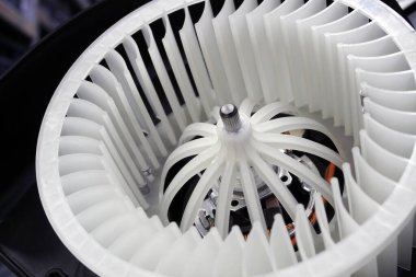 Modern bir arabanın ısıtıcı fan iticisi. Seçili odak. Yedek parça, araba servisi..