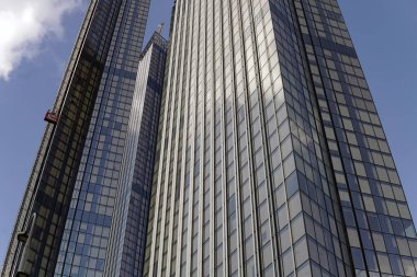 Mavi gökyüzüne karşı inşa halinde olan yüksek binalar..