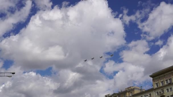 Москва Мая 2021 Группа Российских Военных Самолетов Демонстрирует Аэробатику — стоковое видео
