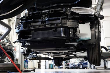 Moskova Rusya - 11 Mayıs 2021: Araba servisi asansörde. Makine kısmen parçalanmış ve onarılmaya hazır. Araba servisi, vücut tamiri ve yedek parça..