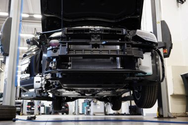 Moskova Rusya - 11 Mayıs 2021: Araba servisi asansörde. Makine kısmen parçalanmış ve onarılmaya hazır. Araba servisi, vücut tamiri ve yedek parça..