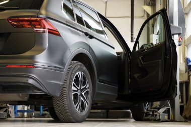 Moskova - 20 Mayıs 2021: Bir araba servisinde siyah modern SUV arabası, arabanın ön yolcu kapısı açık.    