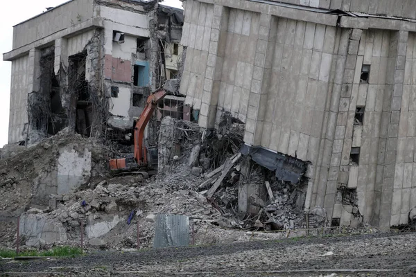 2021年5月20日 莫斯科 挖掘机正在进行该建筑的销毁工作 — 图库照片