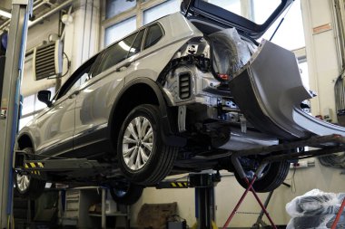 Moskova Rusya - 25 Mayıs 2021: Modern SUV arabası asansörde. Arka tampon arabadan çıkarıldı. Vücut onarımı ve yedek parçalar.