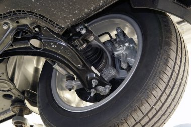 Modern bir arabanın yapı ve süspansiyon unsurları. Araba servisi, araba tamir ve yedek parça.