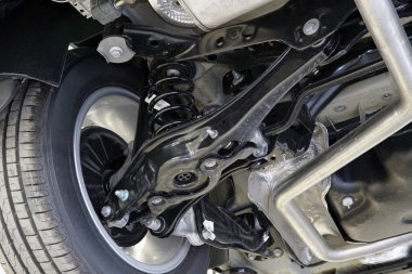 Modern bir arabanın yapı ve süspansiyon unsurları. Araba servisi, araba tamir ve yedek parça.