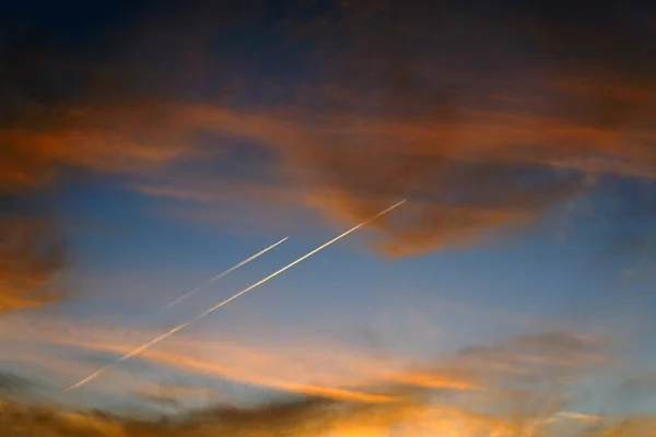 Драматическое Небо Закате Две Параллельные Белые Тропы Самолетов Летающих Высоко — стоковое фото