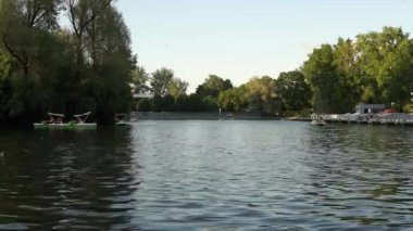 Moskova, Rusya - Mayıs 2021: Central Park of Culture and Leisure adını Gorky 'den almıştır. Parkta bir gölet, tatilciler kayıklara ve katamaranlara biniyor..
