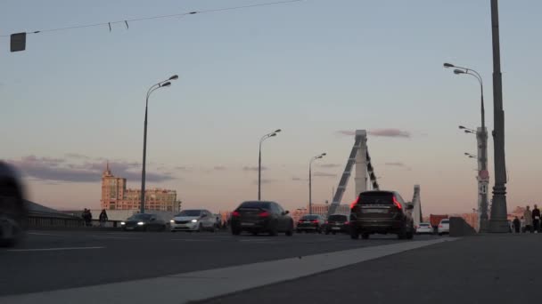 Moskva Ryssland Maj 2021 Kvällslandskap Förflyttning Bilar Krimbron Moskva — Stockvideo