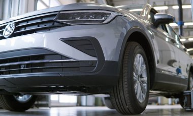 Moskova Rusya - 12 Haziran 2021: Lüks SUV arabası bir otomobil servis istasyonunda. Arka planda, bir araba servis istasyonunun içi, arka plan bulanık. Otomobil tamiri, yedek parça, vücut tamiri.