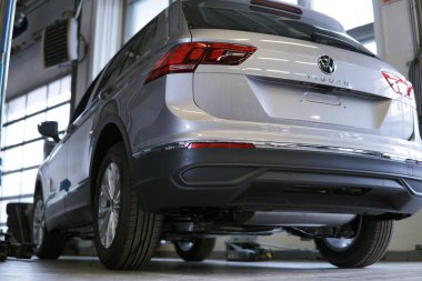 Moskova Rusya - 12 Haziran 2021: Lüks SUV arabası bir otomobil servis istasyonunda. Arka planda, bir araba servis istasyonunun içi, arka plan bulanık. Otomobil tamiri, yedek parça, vücut tamiri.