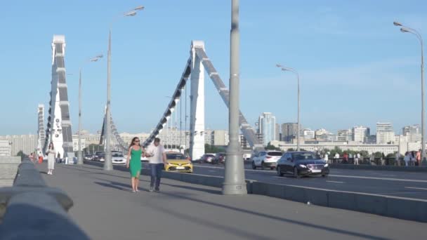 2021年6月20日 莫斯科克里米亚大桥 汽车在车道上的移动 行人在人行道上的移动 莫斯科阳光灿烂的夏日 — 图库视频影像