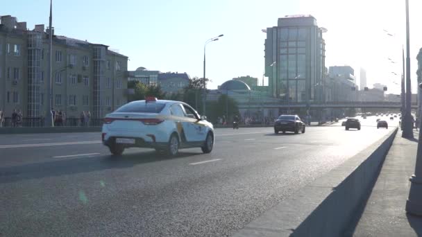 モスクワロシア 2021年6月20日 モスクワのクリミア橋 道路上の車の動き 歩道上の歩行者の動き モスクワの晴れた夏の日 — ストック動画