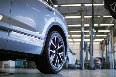 Moskova Rusya - Haziran 2021: Bir otomobil hizmet merkezinde lüks ve modern bir cipin arkasını gösteren yakın çekim. Arka planda bir araba servisi var. Arkaplan bulanık. 