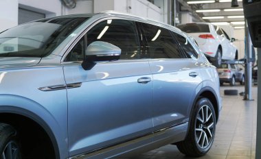 Moskova Rusya - Haziran 2021: Lüks ve temiz Volkswagen Touareg arabası bir araba servisinde. Seçili odak. Arka planda bir araba servisi var. Arkaplan bulanık.
